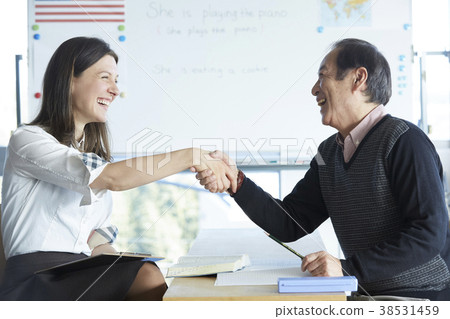 高級人員參加英語會話課 38531459