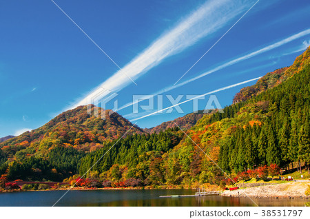 Mountains and autumn leaves of Lake Suigaki Mountains and autumn leaves of Lake Suigaki 38531797