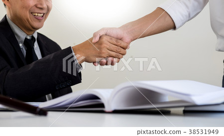 Gavel Justice hammer on wooden table with judge and client shaki Gavel Justice hammer on wooden table with judge and client shaki 38531949