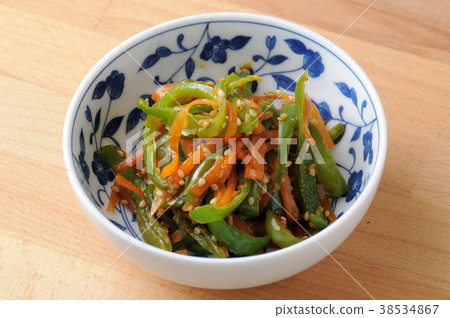 Stir-fried carrot pepper 38534867
