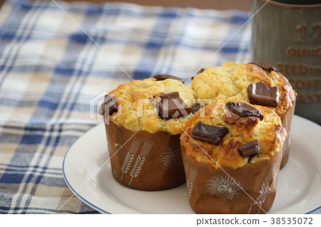 Chocolate chip muffin 38535072