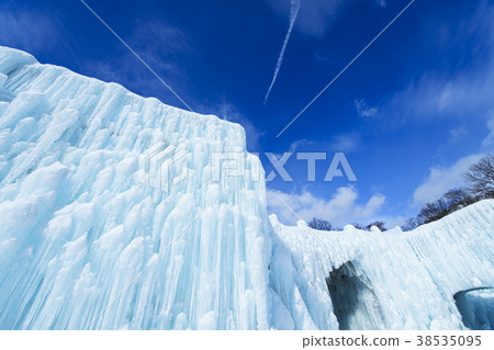 Lake Shikotsu Ice Festival 38535095