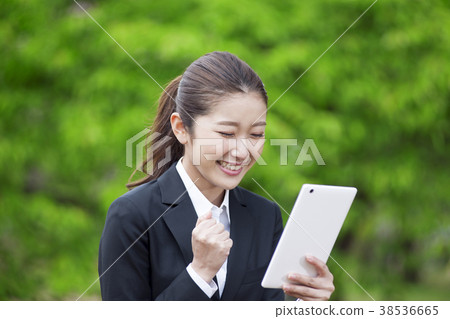 新鮮的綠色的女實業家 38536665