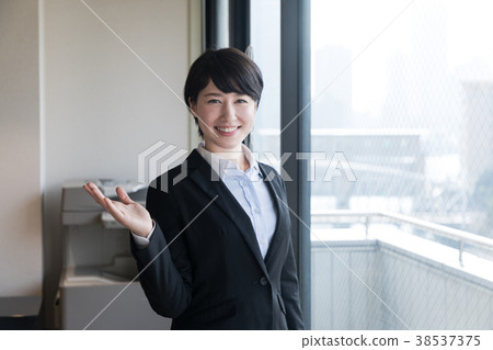 指導的女性 38537375