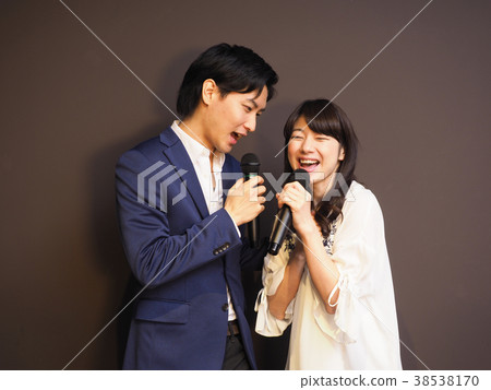 A couple singing in karaoke 38538170