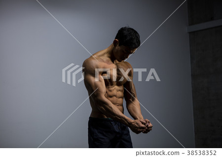 Asian Fitness Model Flexing Muscles Asian Fitness Model Flexing Muscles 38538352