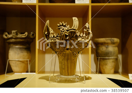 繩紋式陶器火焰式陶器深碗陶器原始藝術陶器繩紋日本寶藏文化遺產 38539507