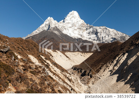 View of the Ama Dablam (6814 m) - Everest region View of the Ama Dablam (6814 m) - Everest region 38539722