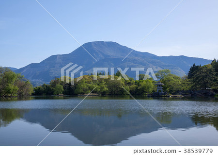 初夏的伊丘山和三島池塘1 初夏的伊丘山和三島池塘1 38539779