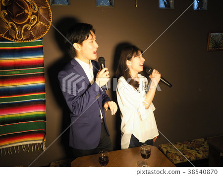 一對夫婦在卡拉OK唱歌 一對夫婦在卡拉OK唱歌 38540870