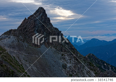 登山者在山頂等待日出。 登山者在山頂等待日出。 38541746
