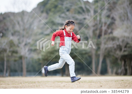 跑步的女孩 跑步的女孩 38544279