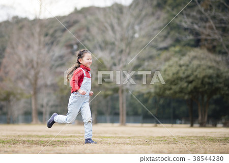 跑步的女孩 跑步的女孩 38544280