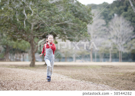 跑步的女孩 38544282