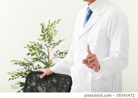 穿著白色西裝的男人 穿著白色西裝的男人 38545472