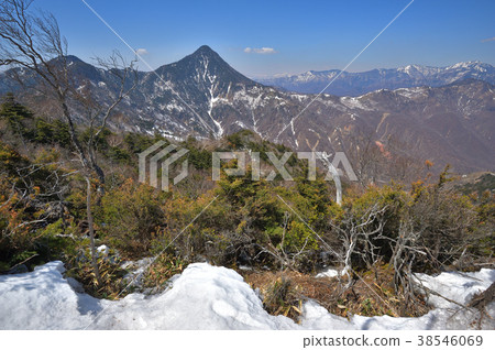 從Mt.附近的Ohmiyama山和Kagoyama山的剩余雪 從Mt.附近的Ohmiyama山和Kagoyama山的剩余雪 38546069