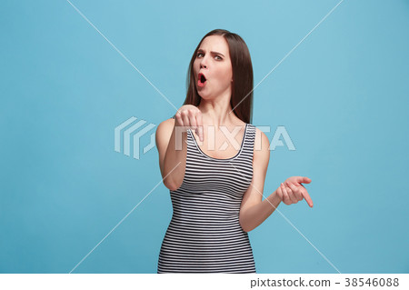 Portrait of an argue woman looking at camera 38546088