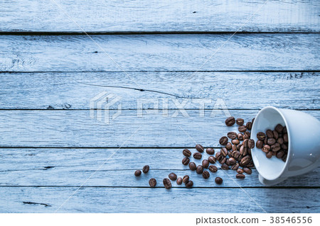 Coffee beans and coffee cups are placed. Coffee beans and coffee cups are placed. 38546556