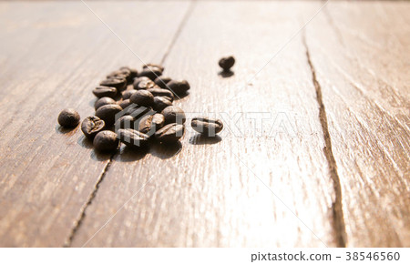 Coffee beans on the table, sunshine in the morning Coffee beans on the table, sunshine in the morning 38546560
