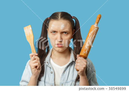 woman with rolling pin 38549899