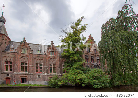 Beautifull canal and buildings of Bruges, Belgium Beautifull canal and buildings of Bruges, Belgium 38552074
