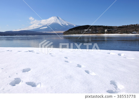 Lake Yamanaka and Mt. Fuji in the snow 38553778