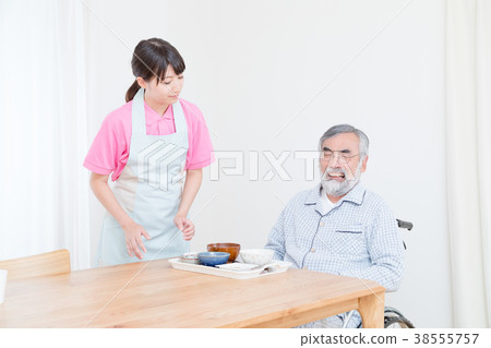 An elderly man who refuses to eat 38555757