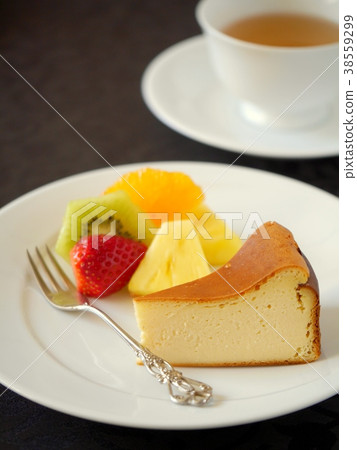 冰芝士蛋糕和茶（黑色背景（垂直位置向上） 38559299