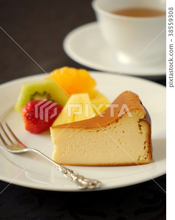 冰芝士蛋糕和茶黑色背景（上） 38559308