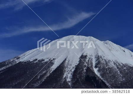 Winter scene of Oyama, Tottori Prefecture 38562518