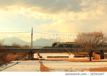 東武鬼怒川線“黃昏附近的山脈背景” 東武鬼怒川線“黃昏附近的山脈背景” 38562887