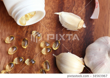 capsules of garlic oil capsules of garlic oil 38563967