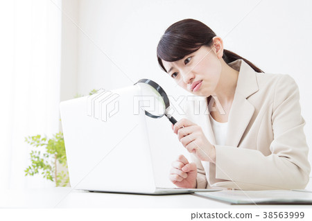 營業所婦女商人白色背景 營業所婦女商人白色背景 38563999
