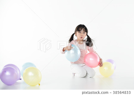 Balloons and children 38564833