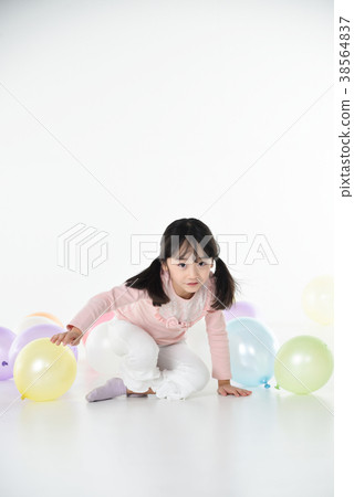 Balloons and children 38564837