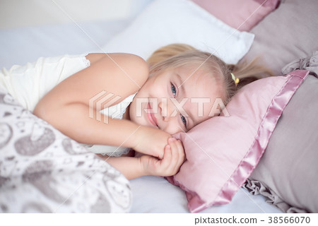 Close-up Adorable little girl sleep in the bed 38566070