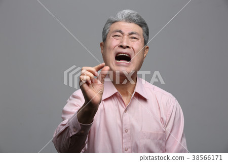 東方男性老年人的面部表情 38566171