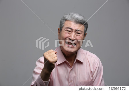 東方男性老年人的面部表情 東方男性老年人的面部表情 38566172