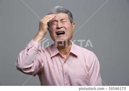 東方男性老年人的面部表情 38566173