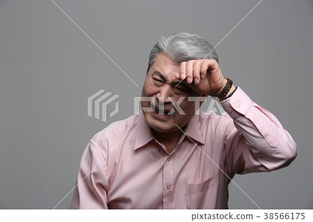 東方男性老年人的面部表情 38566175