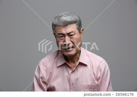 東方男性老年人的面部表情 38566176