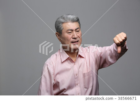 Facial expressions of oriental male elderly Facial expressions of oriental male elderly 38566671
