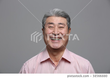 亞洲男性老人的面部表情 38566880