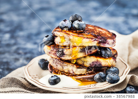Blueberry ricotta pancakes  38567988