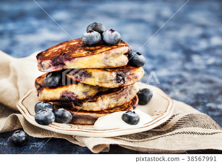 Blueberry ricotta pancakes  38567991