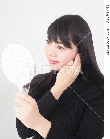 看鏡子和微笑的婦女 看鏡子和微笑的婦女 38568741
