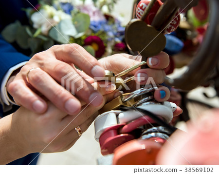 Wedding padlock close up 38569102