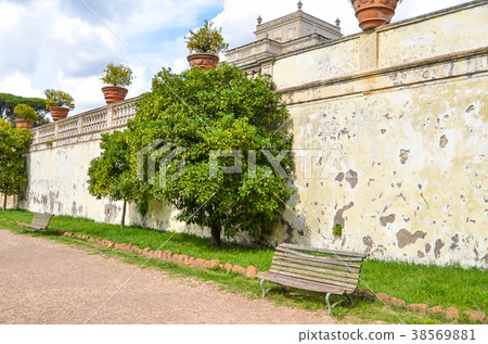 Wall and bench in Villa Doria Pamphili, Roma 38569881