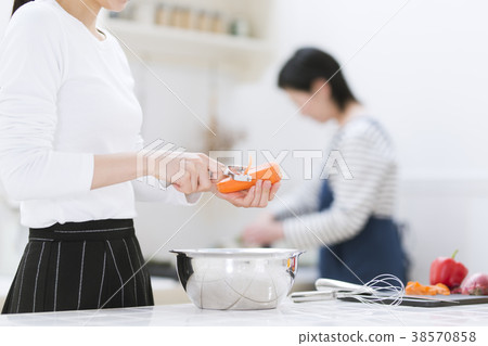 母親和女孩做飯 母親和女孩做飯 38570858