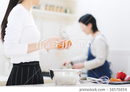 母親和女孩做飯 母親和女孩做飯 38570859